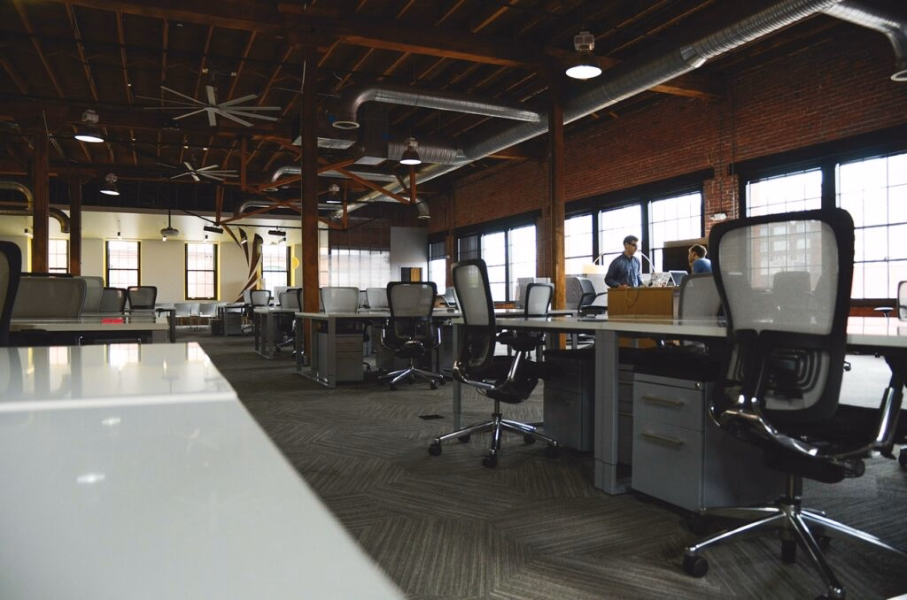 office-594119_1280-1024x678.avif